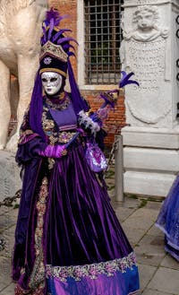 Costumi del Carnevale di Venezia davanti all'Arsenale.