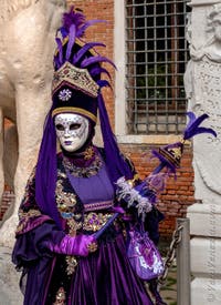 Costumi del Carnevale di Venezia davanti all'Arsenale.