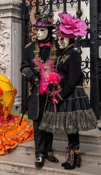 Costumi del Carnevale di Venezia davanti all'Arsenale.