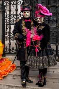 Costumi del Carnevale di Venezia davanti all'Arsenale.