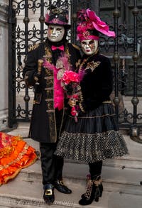 Costumi del Carnevale di Venezia davanti all'Arsenale.