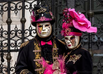 Costumi del Carnevale di Venezia davanti all'Arsenale.