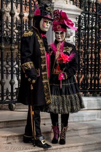 Costumi del Carnevale di Venezia davanti all'Arsenale.