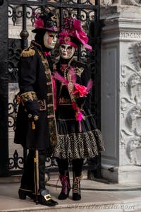 Costumi del Carnevale di Venezia davanti all'Arsenale.