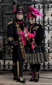 Costumi del Carnevale di Venezia davanti all'Arsenale.