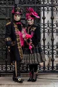 Costumi del Carnevale di Venezia davanti all'Arsenale.