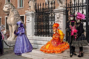 Costumi del Carnevale di Venezia davanti all'Arsenale.