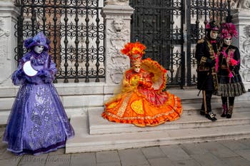 Costumi del Carnevale di Venezia davanti all'Arsenale.