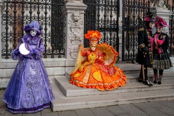 Costumi del Carnevale di Venezia davanti all'Arsenale.