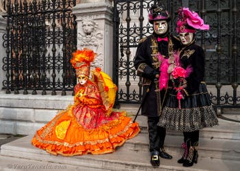 Costumi del Carnevale di Venezia davanti all'Arsenale.