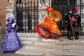 Costumi del Carnevale di Venezia davanti all'Arsenale.