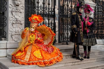 Costumi del Carnevale di Venezia davanti all'Arsenale.