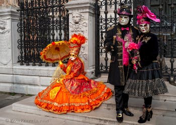 Costumi del Carnevale di Venezia davanti all'Arsenale.