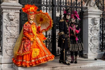 Costumi del Carnevale di Venezia davanti all'Arsenale.