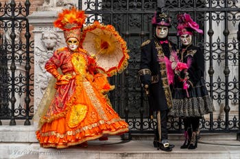 Costumi del Carnevale di Venezia davanti all'Arsenale.