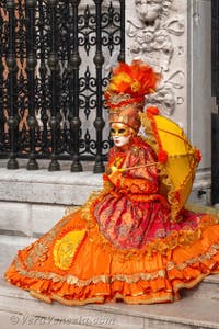 Costumi del Carnevale di Venezia davanti all'Arsenale.