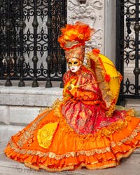 Costumi del Carnevale di Venezia davanti all'Arsenale.