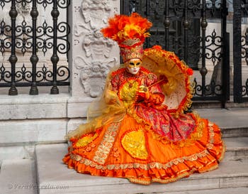 Costumi del Carnevale di Venezia davanti all'Arsenale.