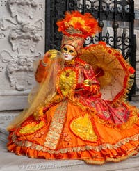 Costumi del Carnevale di Venezia davanti all'Arsenale.