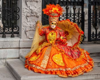 Costumi del Carnevale di Venezia davanti all'Arsenale.