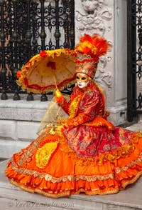 Costumi del Carnevale di Venezia davanti all'Arsenale.