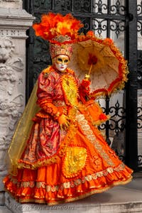 Costumi del Carnevale di Venezia davanti all'Arsenale.