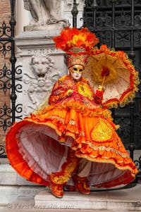 Costumi del Carnevale di Venezia davanti all'Arsenale.