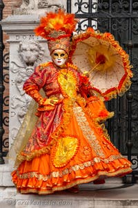 Costumi del Carnevale di Venezia davanti all'Arsenale.