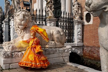 Costumi del Carnevale di Venezia davanti all'Arsenale.