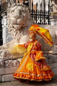 Costumi del Carnevale di Venezia davanti all'Arsenale.