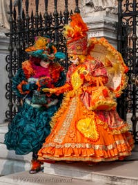 Costumi del Carnevale di Venezia davanti all'Arsenale.