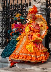 Costumi del Carnevale di Venezia davanti all'Arsenale.