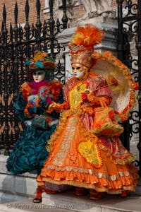 Costumi del Carnevale di Venezia davanti all'Arsenale.