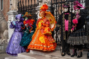 Costumi del Carnevale di Venezia davanti all'Arsenale.