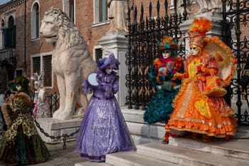 Costumi del Carnevale di Venezia davanti all'Arsenale.