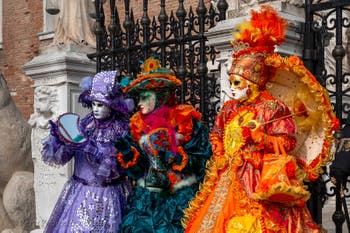 Costumi del Carnevale di Venezia davanti all'Arsenale.