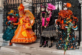 Costumi del Carnevale di Venezia davanti all'Arsenale.