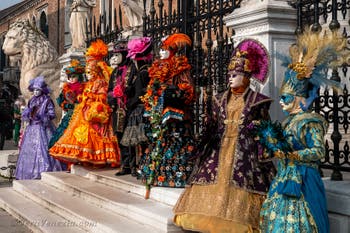 Costumi del Carnevale di Venezia davanti all'Arsenale.