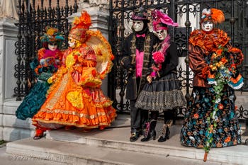 Costumi del Carnevale di Venezia davanti all'Arsenale.