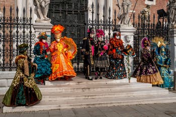 Costumi del Carnevale di Venezia davanti all'Arsenale.