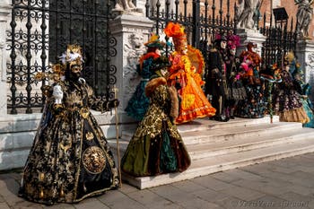 Costumi del Carnevale di Venezia davanti all'Arsenale.