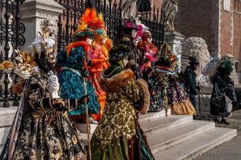 Costumi del Carnevale di Venezia davanti all'Arsenale.