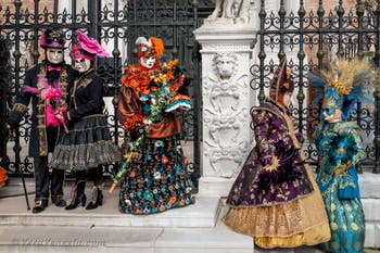 Costumi del Carnevale di Venezia davanti all'Arsenale.