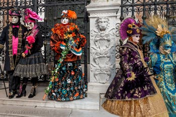 Costumi del Carnevale di Venezia davanti all'Arsenale.