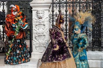 Costumi del Carnevale di Venezia davanti all'Arsenale.