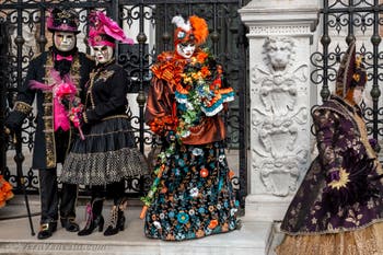 Costumi del Carnevale di Venezia davanti all'Arsenale.