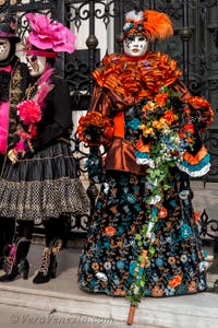 Costumi del Carnevale di Venezia davanti all'Arsenale.