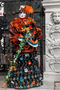 Costumi del Carnevale di Venezia davanti all'Arsenale.