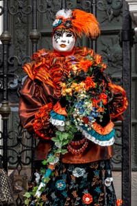 Costumi del Carnevale di Venezia davanti all'Arsenale.