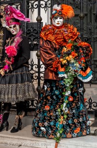 Costumi del Carnevale di Venezia davanti all'Arsenale.